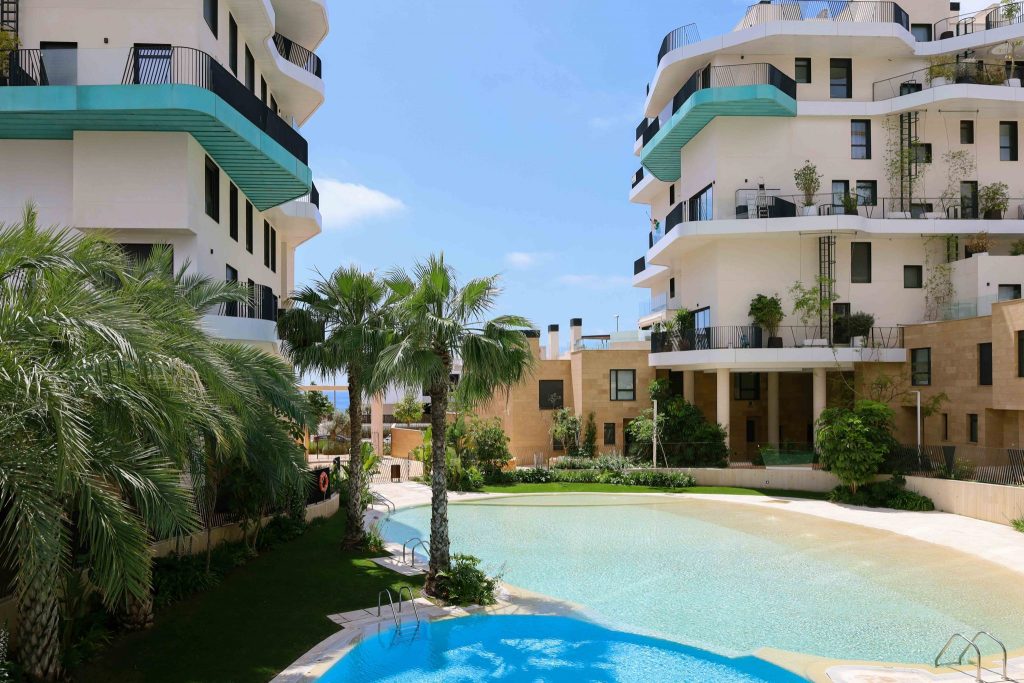 proyecto en urbanización con piscina